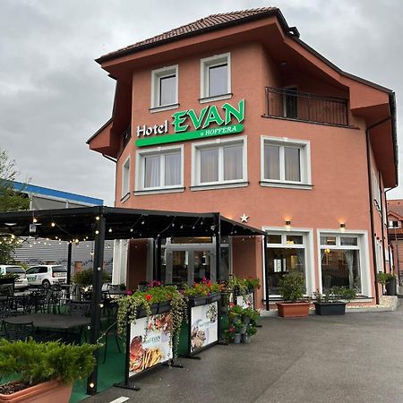Hotel Evan U Hoffera Topolcany Ngoại thất bức ảnh