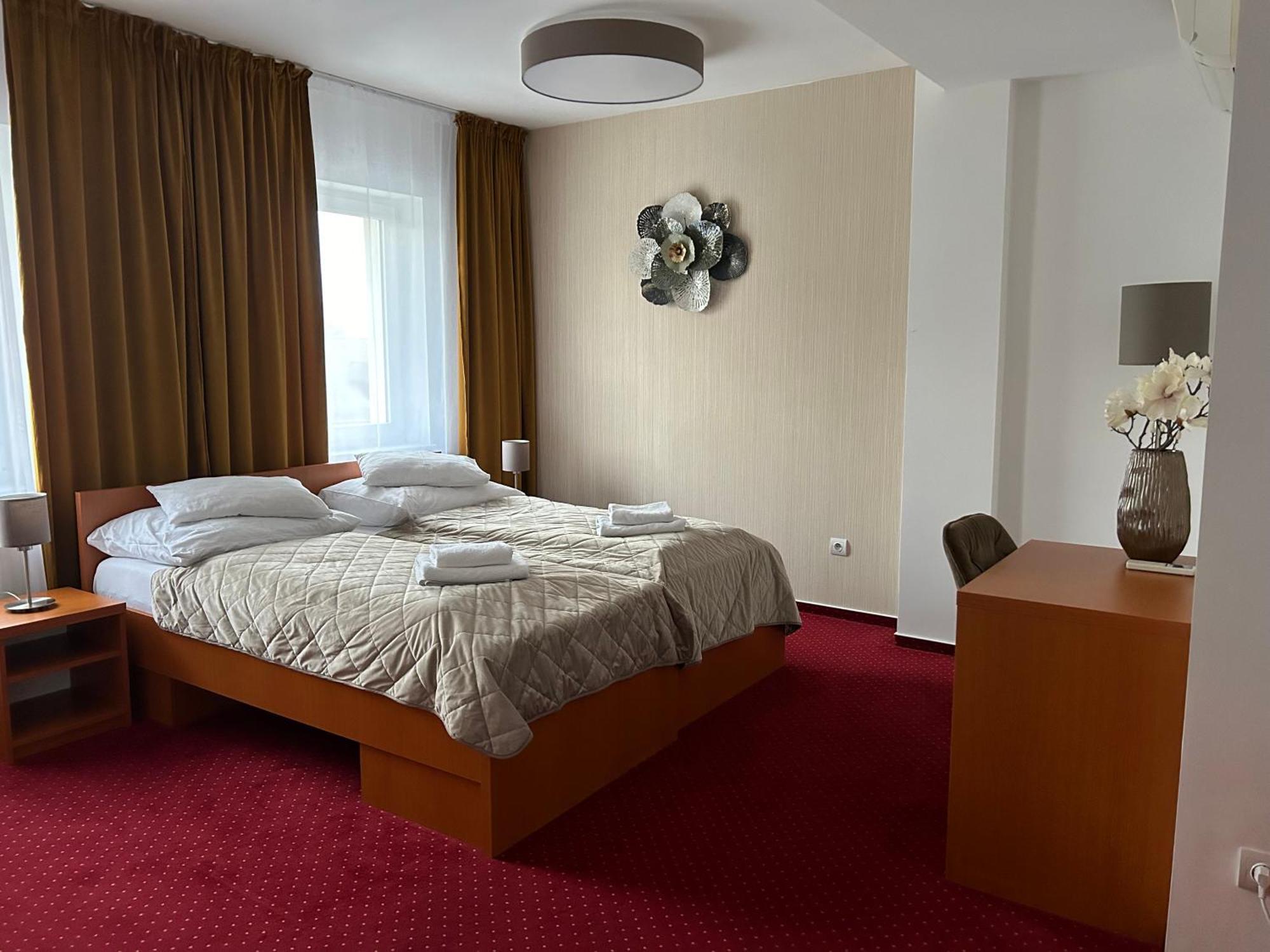 Hotel Evan U Hoffera Topolcany Ngoại thất bức ảnh