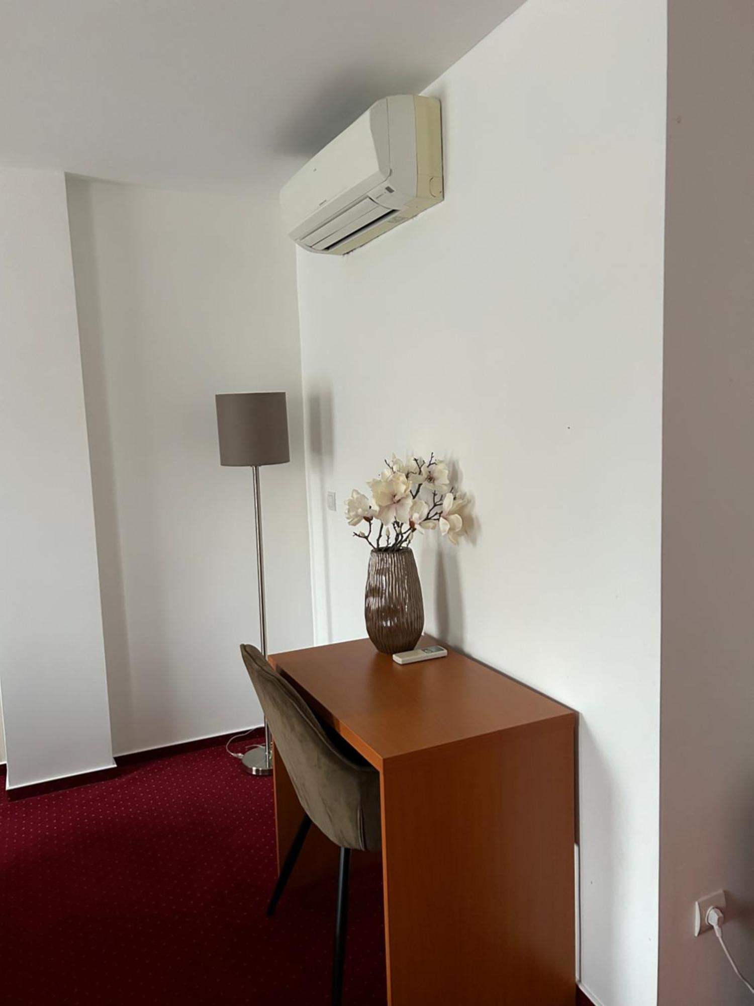 Hotel Evan U Hoffera Topolcany Ngoại thất bức ảnh
