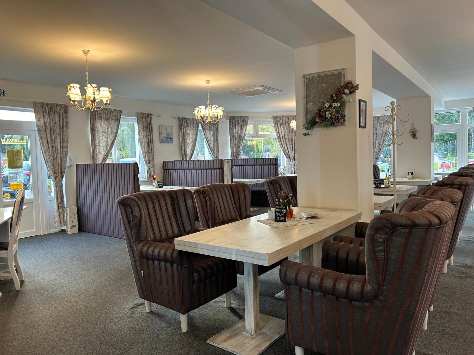 Hotel Evan U Hoffera Topolcany Ngoại thất bức ảnh