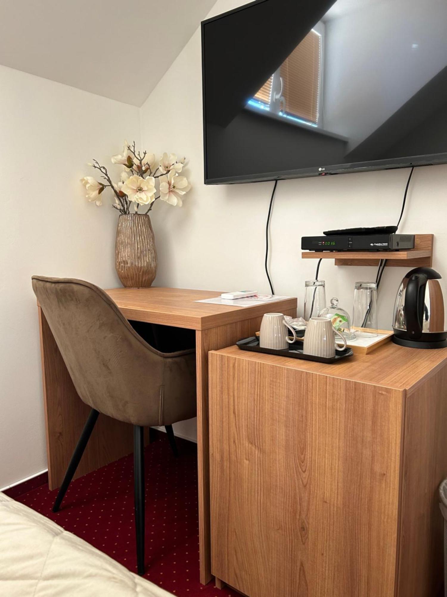 Hotel Evan U Hoffera Topolcany Ngoại thất bức ảnh