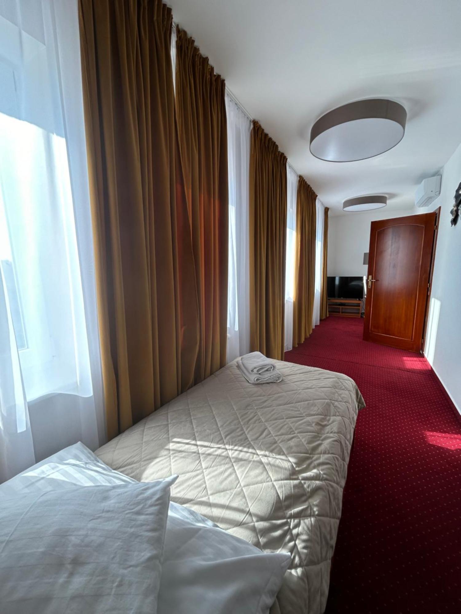 Hotel Evan U Hoffera Topolcany Ngoại thất bức ảnh