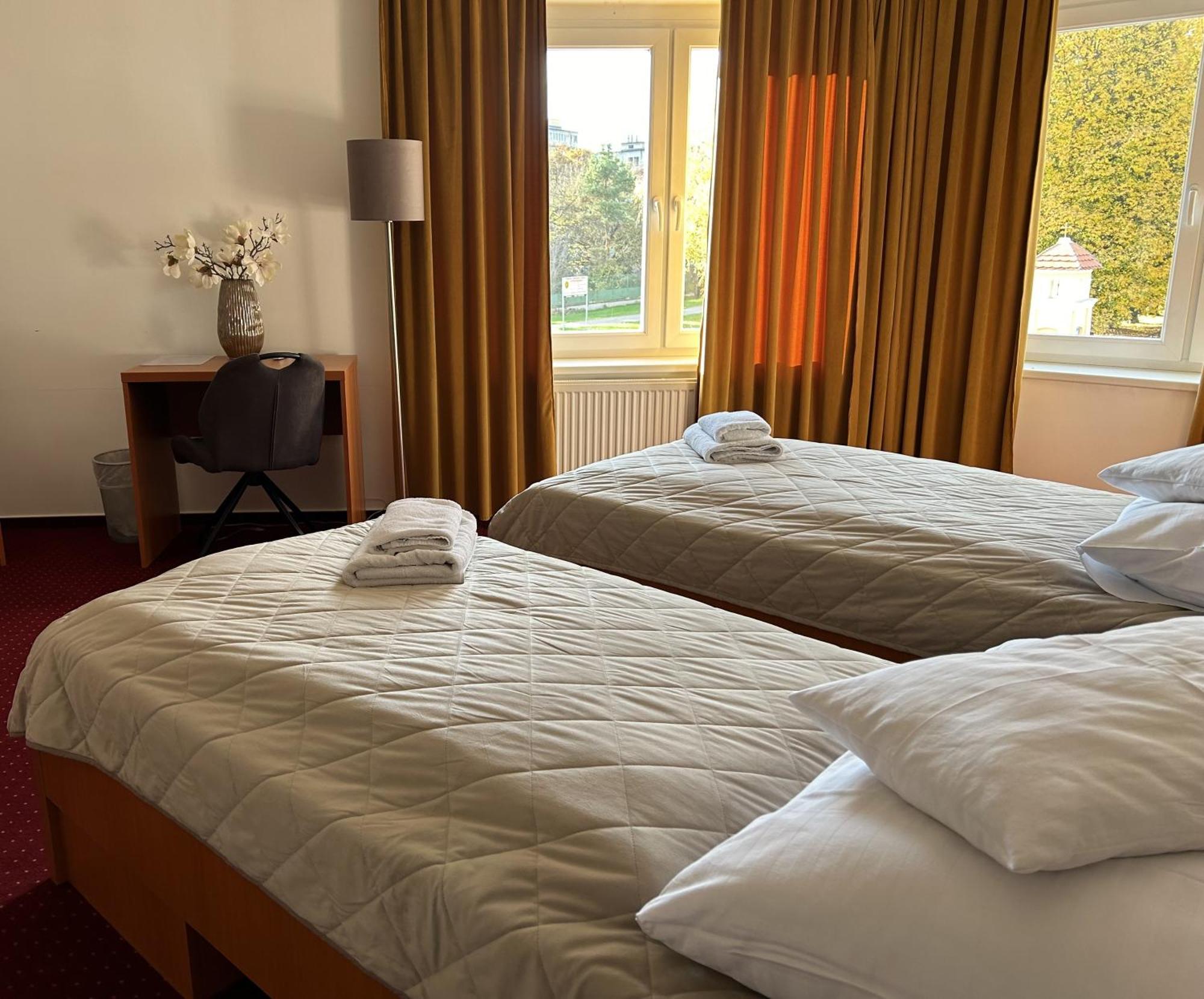 Hotel Evan U Hoffera Topolcany Ngoại thất bức ảnh