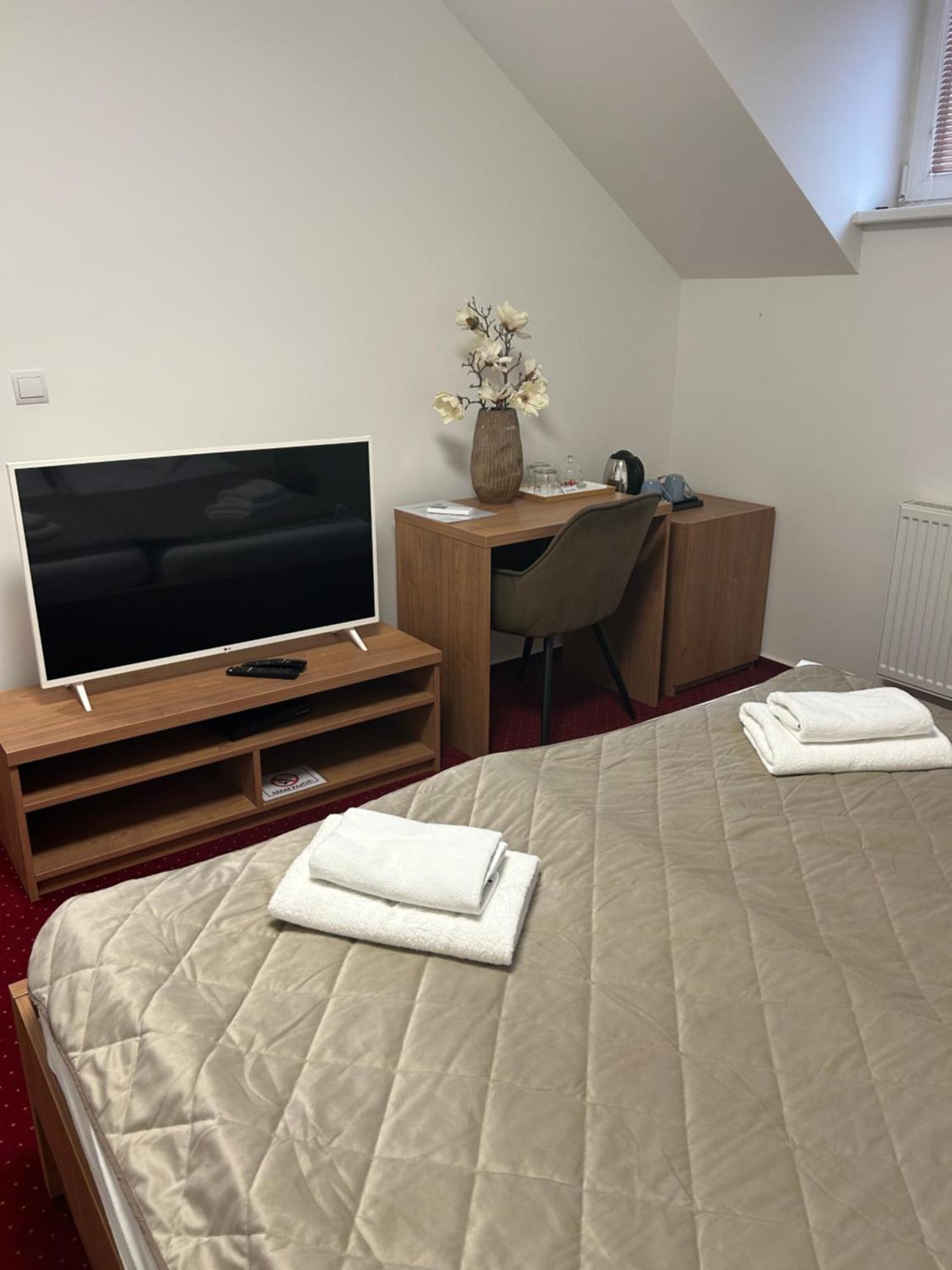 Hotel Evan U Hoffera Topolcany Ngoại thất bức ảnh