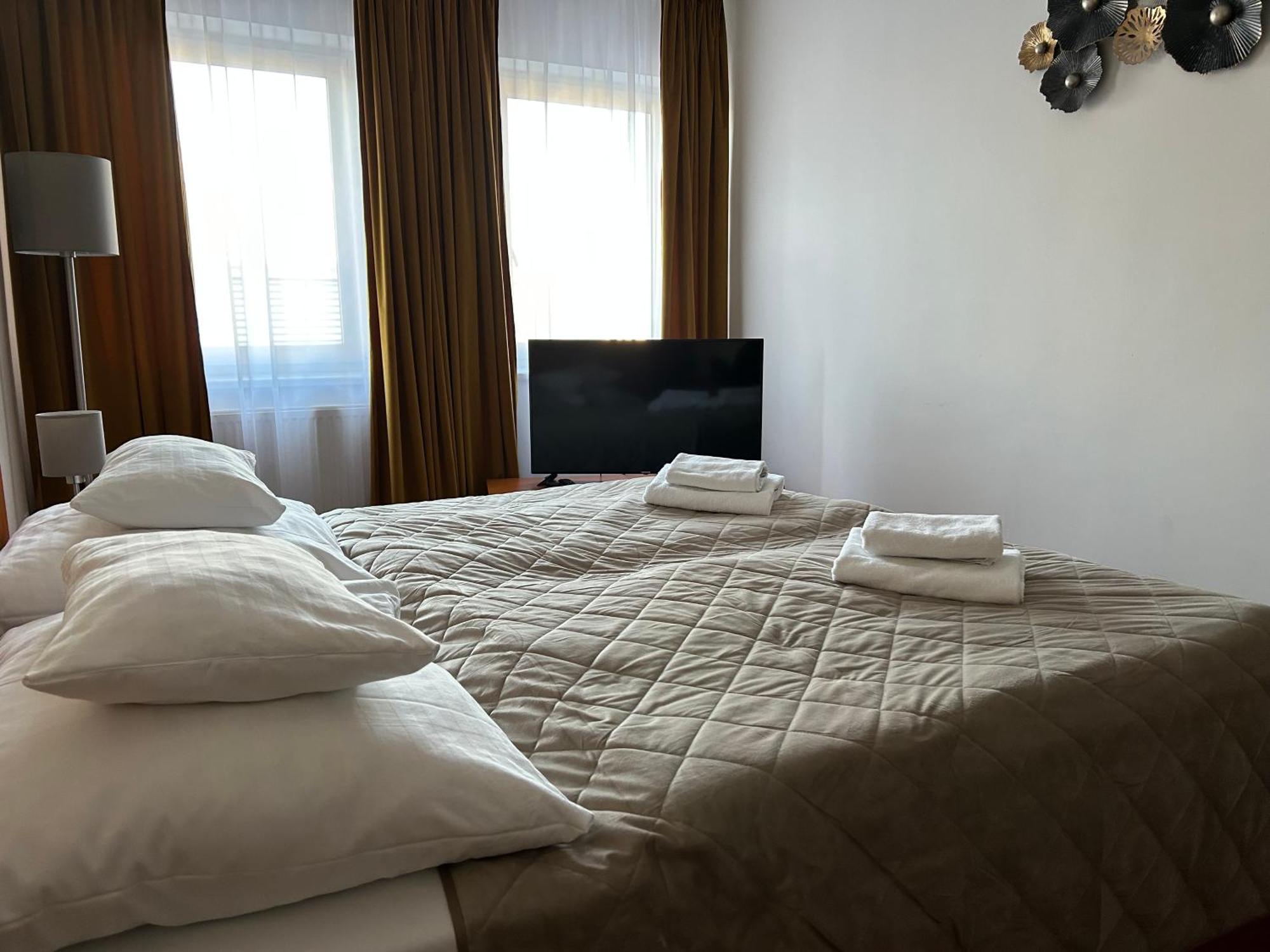 Hotel Evan U Hoffera Topolcany Ngoại thất bức ảnh