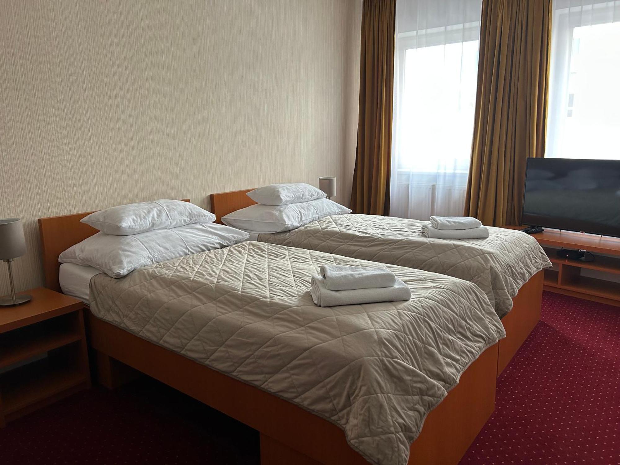 Hotel Evan U Hoffera Topolcany Ngoại thất bức ảnh